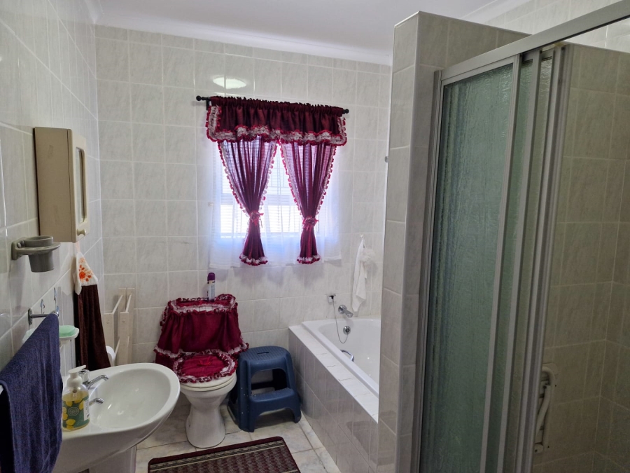 3 Bedroom Property for Sale in Fraaiuitsig Western Cape